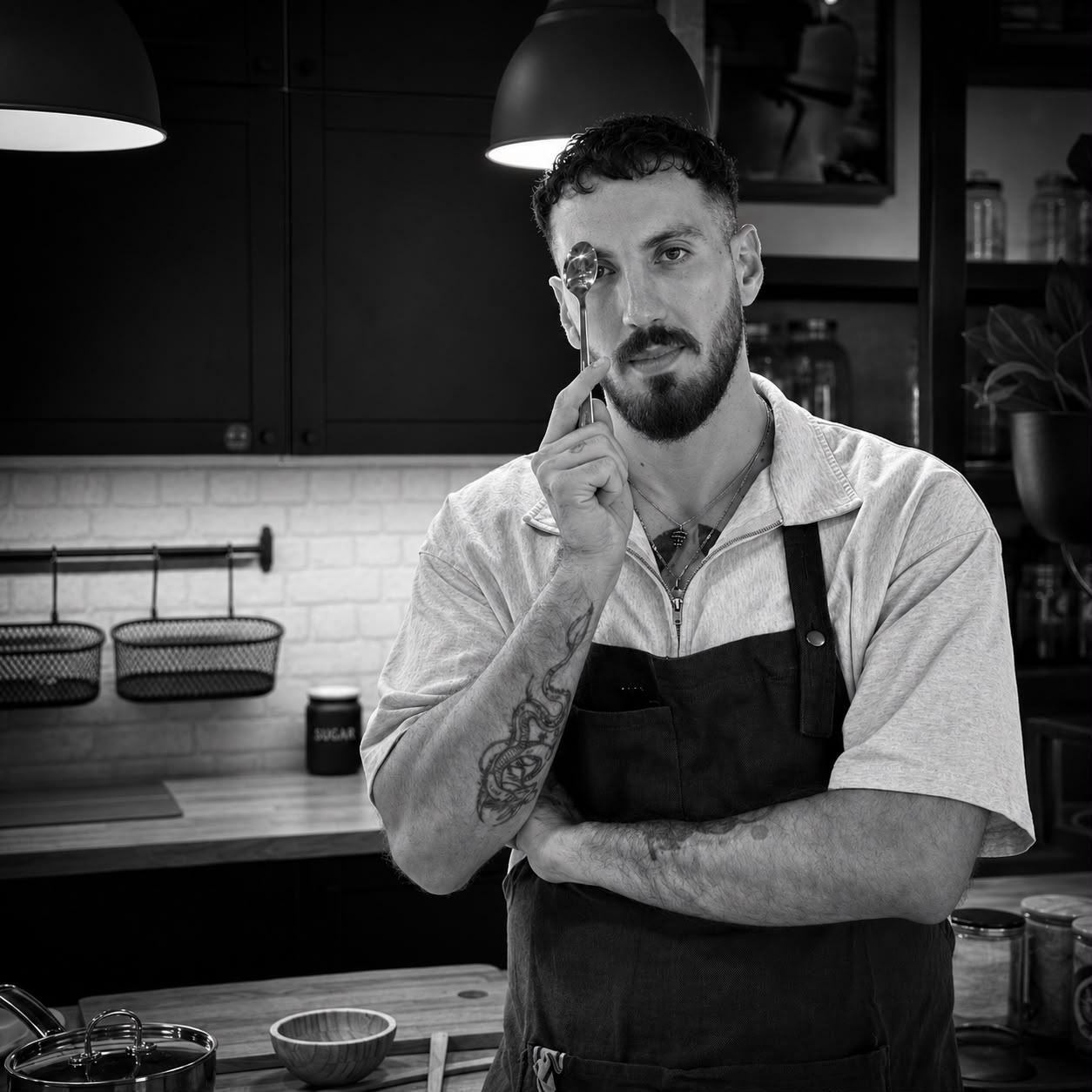 Giuseppe Costanzo nella sua cucina a Bangkok